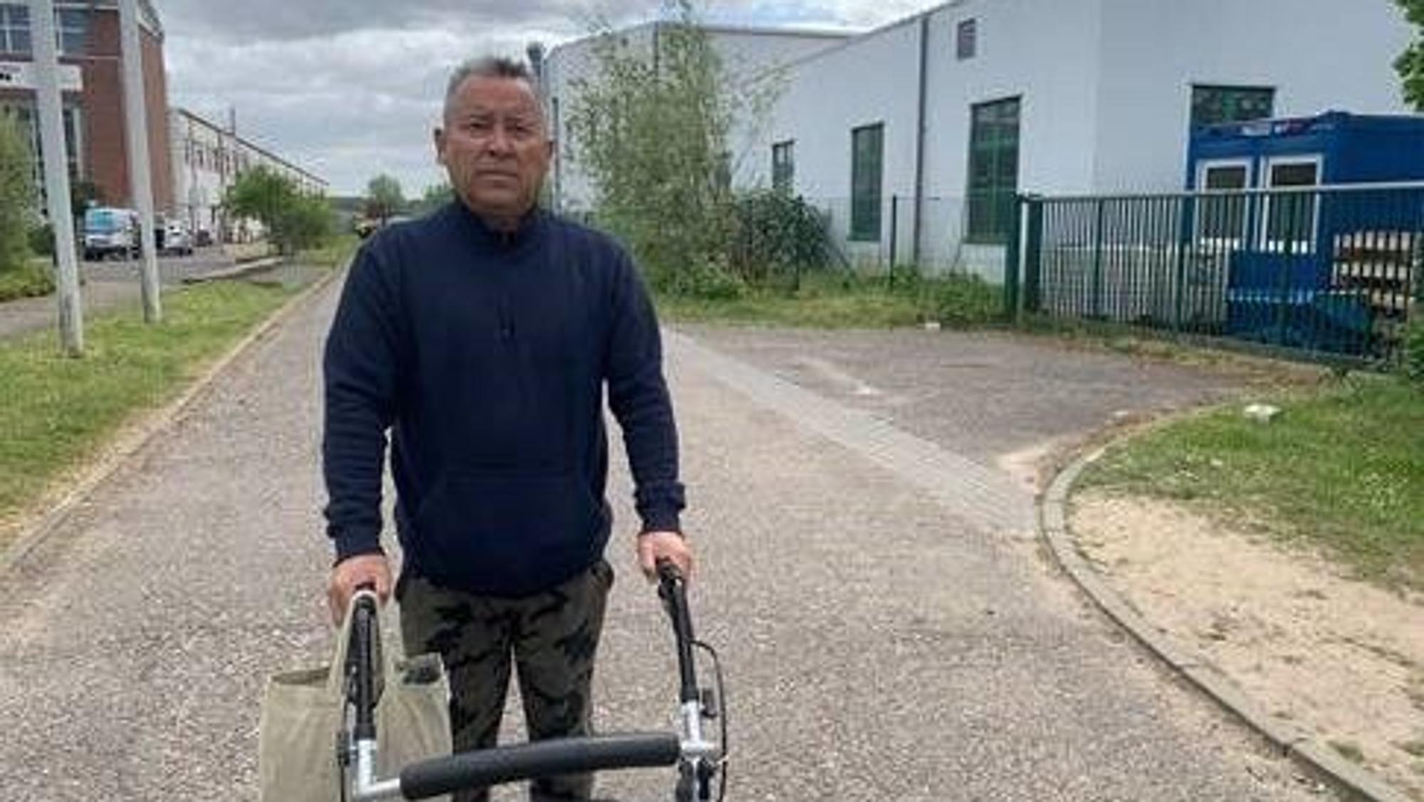 Felipe König steht auf einer Straße