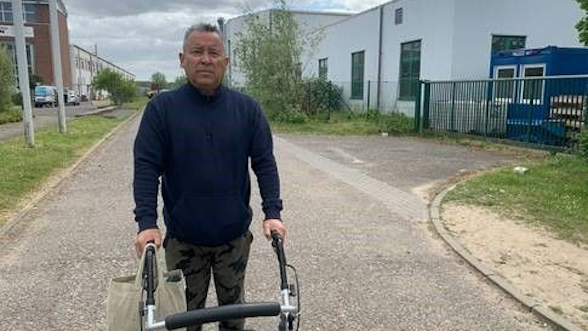 Felipe König steht auf einer Straße