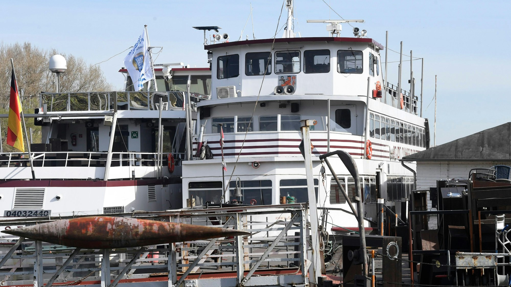 Das Schiff der Weissen Flotte Düsseldorf, die MS Stadt Düsseldorf, liegt im Hafen.