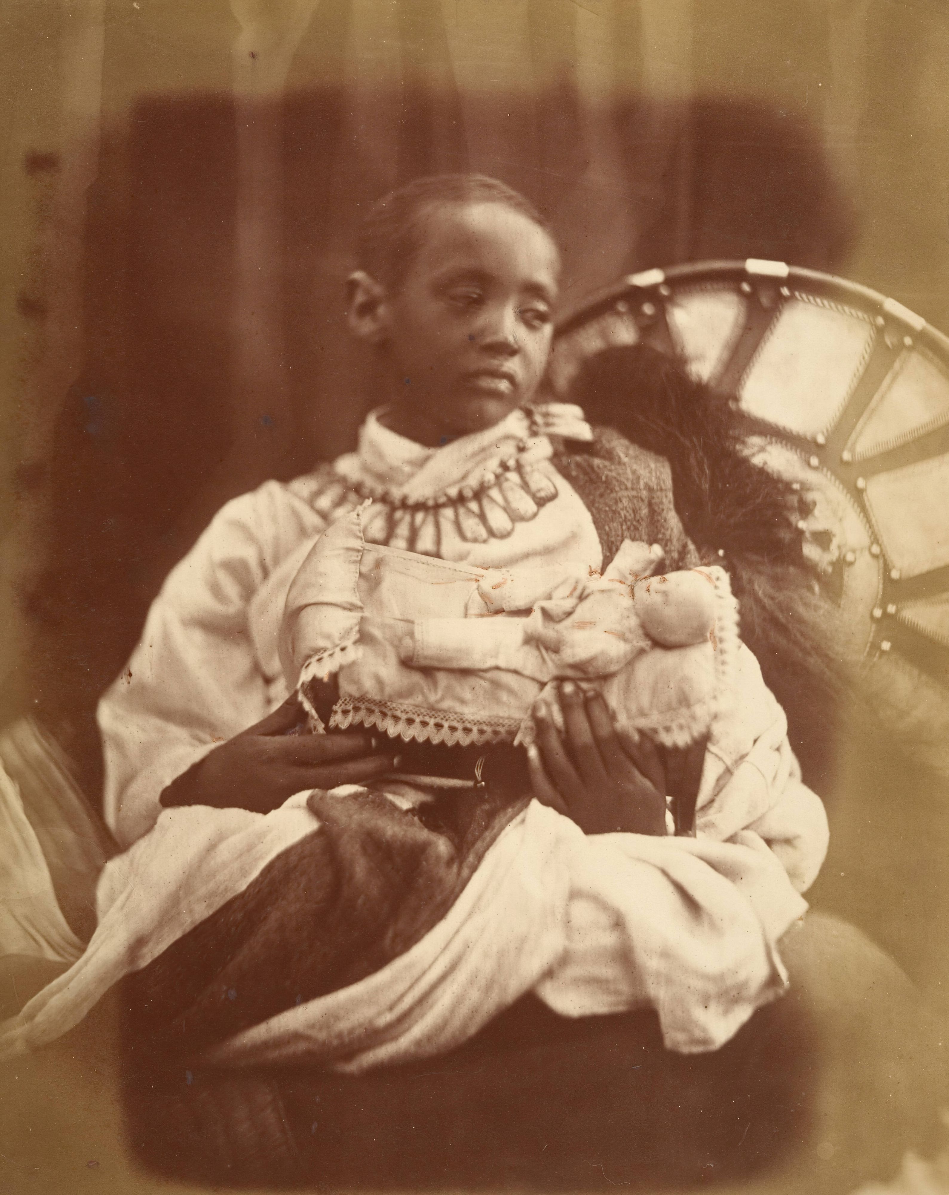 Prinz Alemayehu im Juli 1868 mit einer Stoffpuppe im Arm.