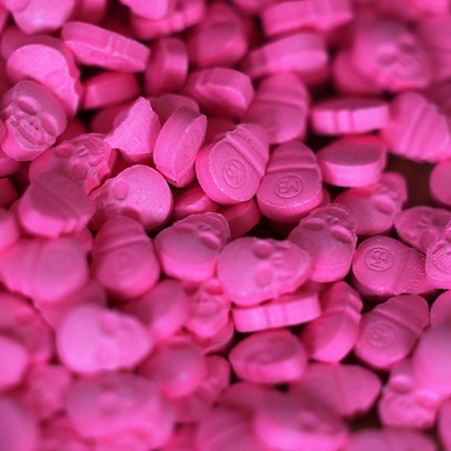 Pinke Ecstasy-Tabletten in Form von Totenköpfen.