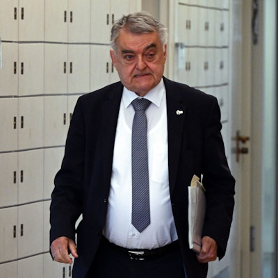 Herbert Reul (CDU), Innenminister von Nordrhein-Westfalen, erklärt, warum man Hamas-Unterstützer nicht einfach so ausweisen kann.