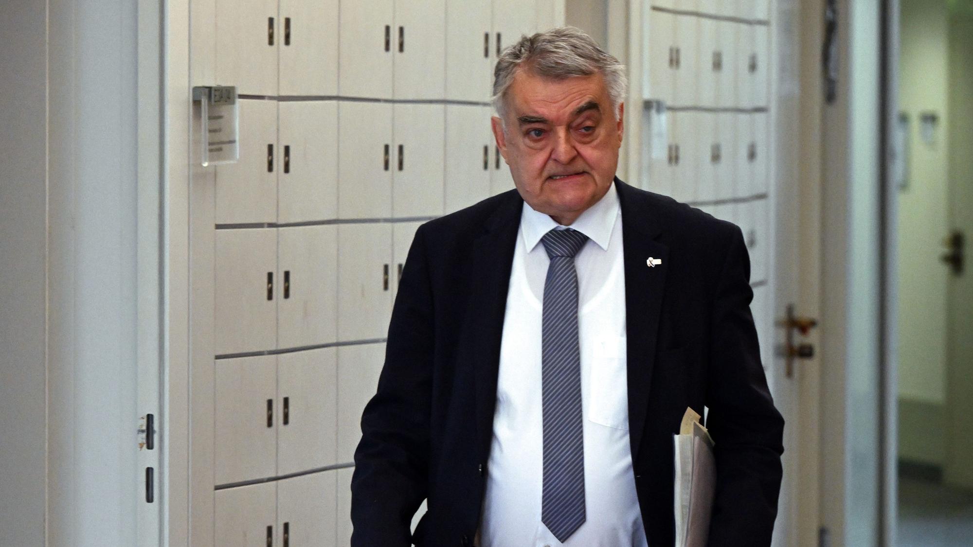 Herbert Reul (CDU), Innenminister von Nordrhein-Westfalen, erklärt, warum man Hamas-Unterstützer nicht einfach so ausweisen kann.