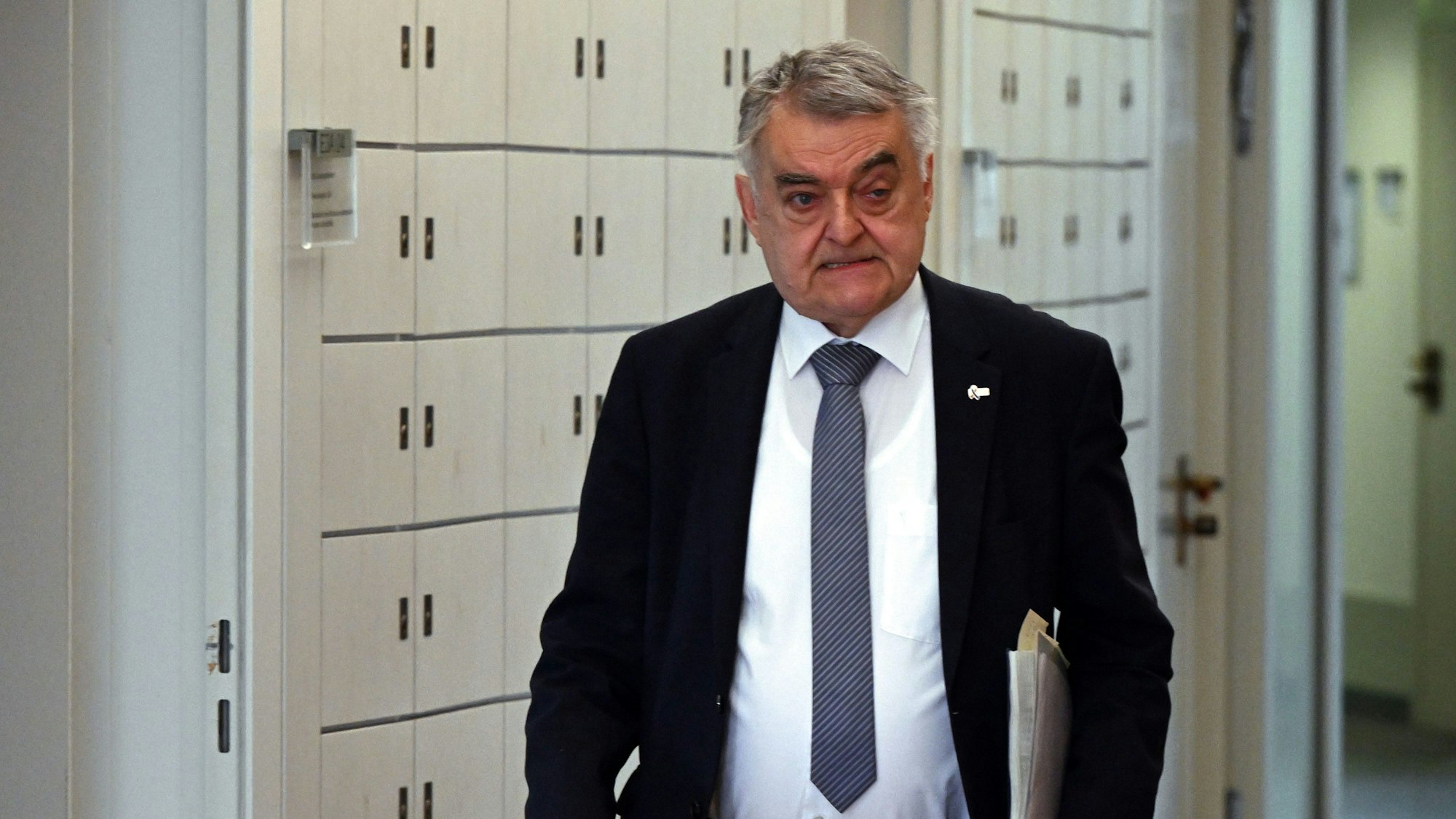 Herbert Reul (CDU), Innenminister von Nordrhein-Westfalen, erklärt, warum man Hamas-Unterstützer nicht einfach so ausweisen kann.