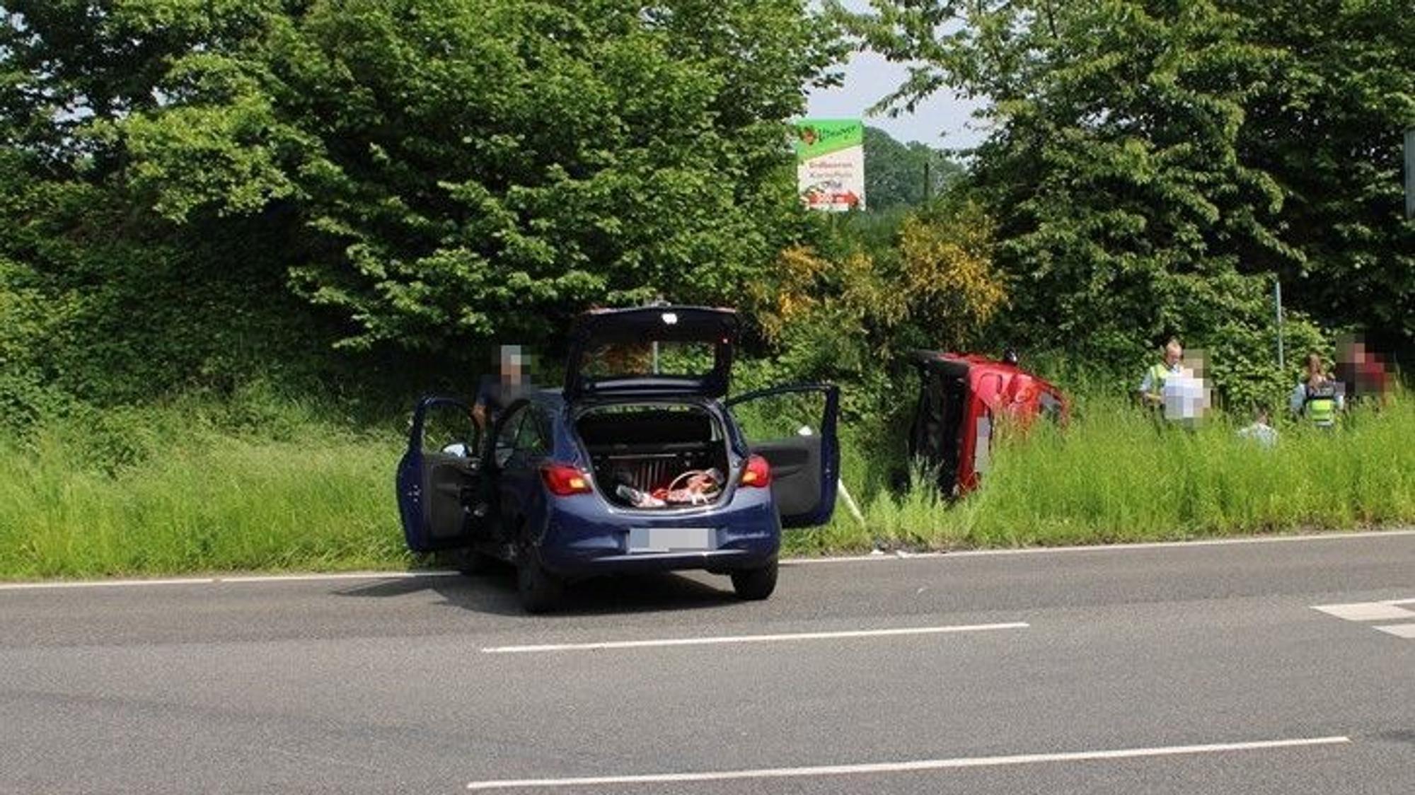 Am Montag (22.05.) kam es gegen 14:50 Uhr in Leichlingen an der Einmündung Ziegwebersberg / Stockberg zu einem Verkehrsunfall zwischen zwei Pkw. Die Fahrzeugführer wurden hierbei leicht verletzt. Ein Pkw kippte nach dem Zusammenstoß auf die Seite.