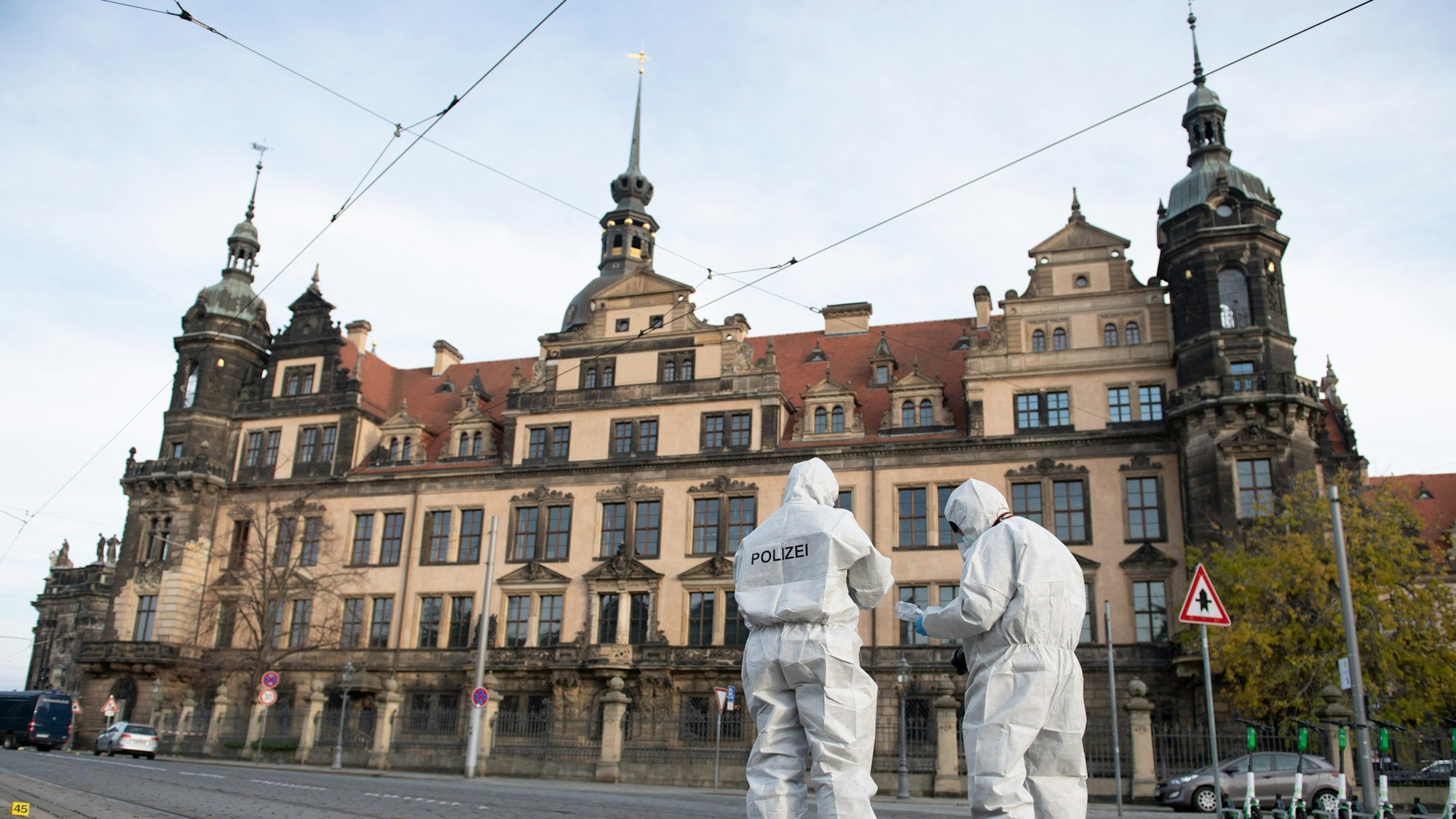 Zwei Mitarbeiter der Spurensicherung stehen vor dem Residenzschloss mit dem Grünen Gewölbe.