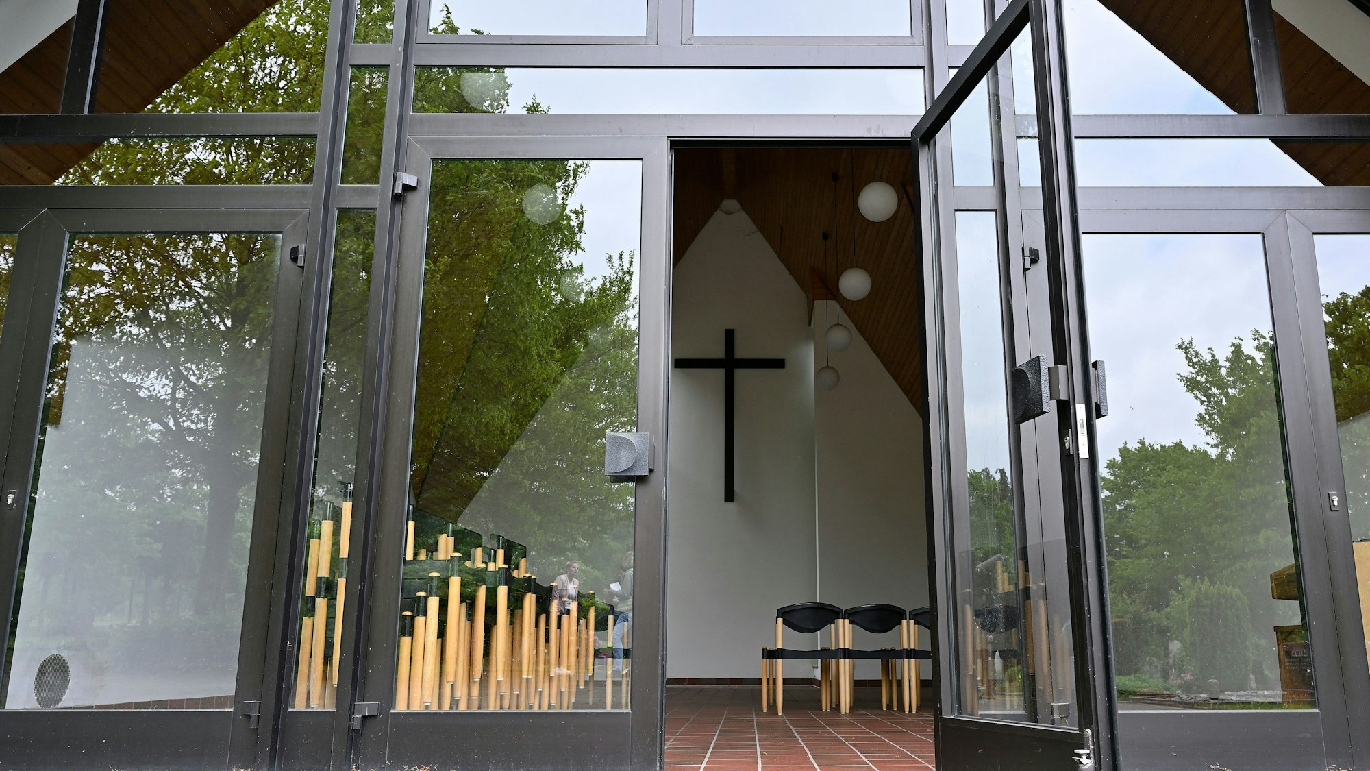 Es ist die Trauerhalle in Odenthal zu sehen.