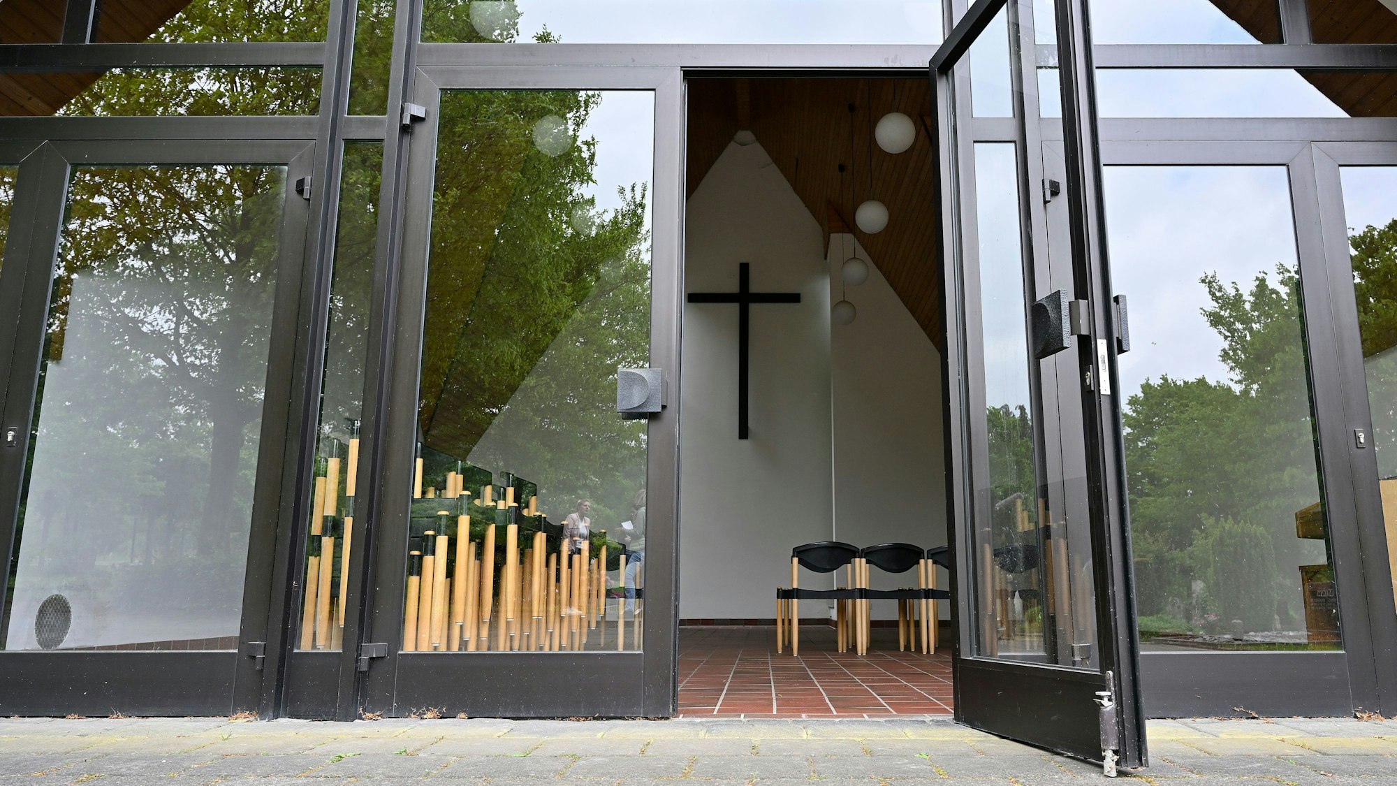 Blick durch die gläserne Eingangsfront in eine Trauerhalle.