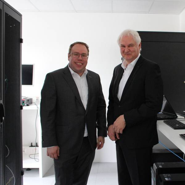 Im neuen Serverraum der Volksbank Euskirchen stehen die beiden Vorstandsmitglieder Marc Güttes (l.) und Hans-Jürgen Lembicz.