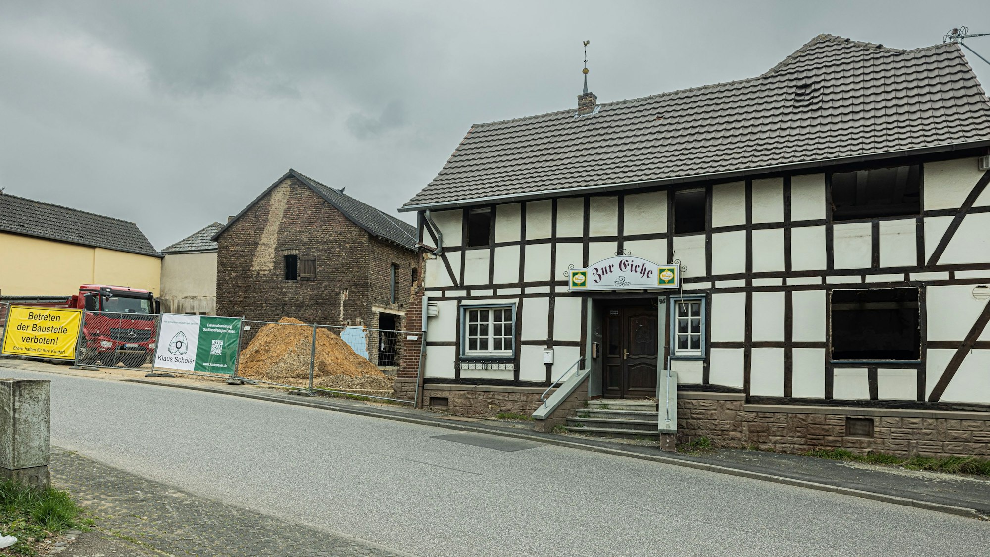 Gegenüber der ehemaligen Burg Hemmerich wird gebaut. Die Gaststätte „Zur Eiche“ ist Teil des Projektes