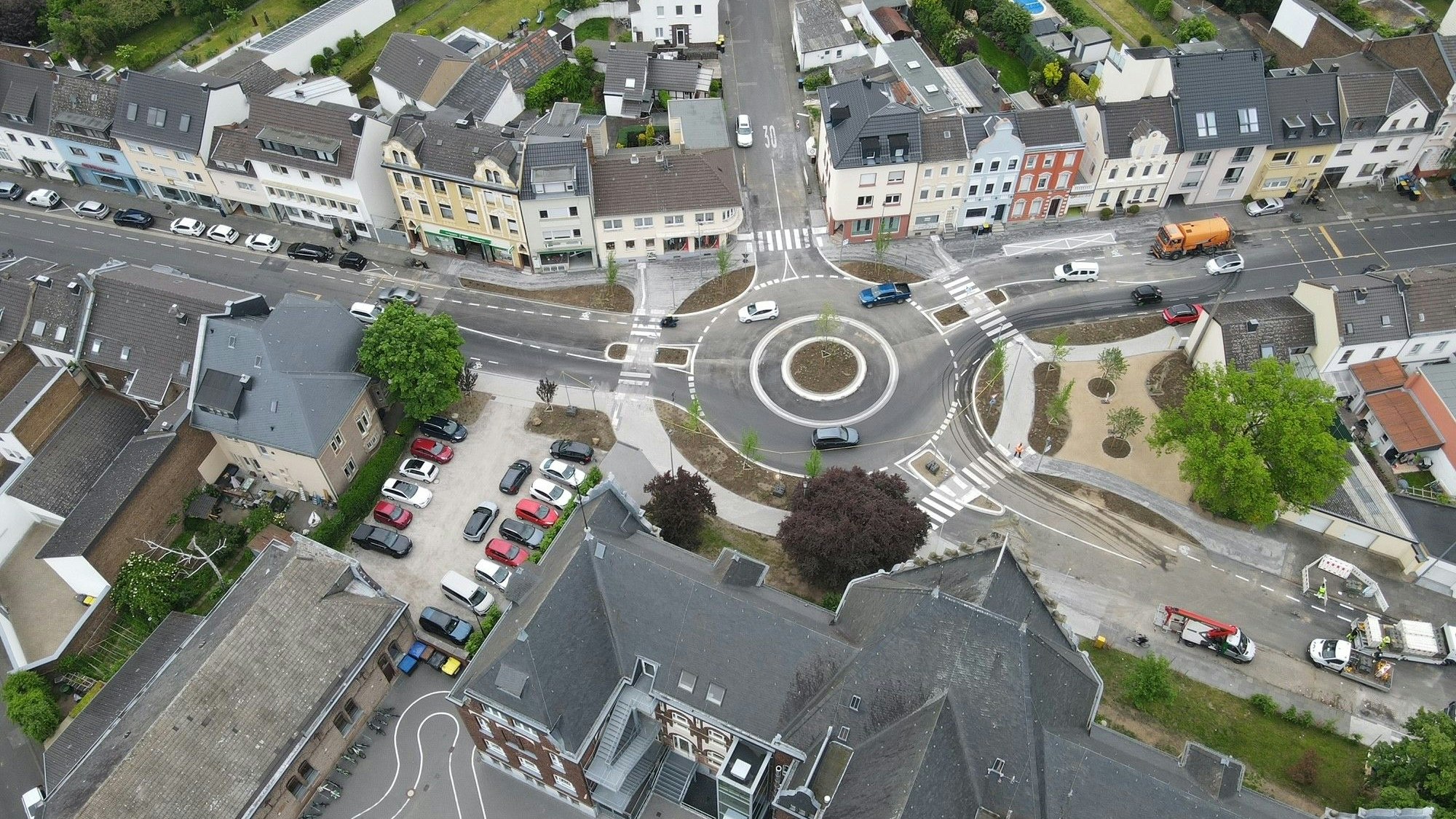 Das Luftbild zeigt den neuen Kreisverkehr an der Münstereifeler Straße in Euskirchen.