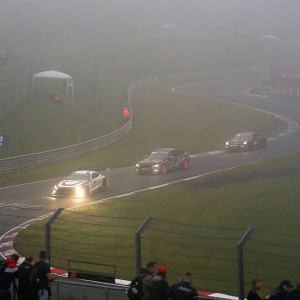 Teilnehmer des 24h-Rennens auf dem Nürburgring sind bei dichtem Nebel auf der Nordschleife unterwegs. (Archivfoto)