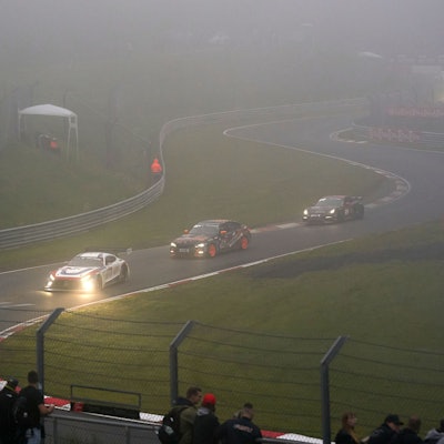 Teilnehmer des 24h-Rennens auf dem Nürburgring sind bei dichtem Nebel auf der Nordschleife unterwegs. (Archivfoto)