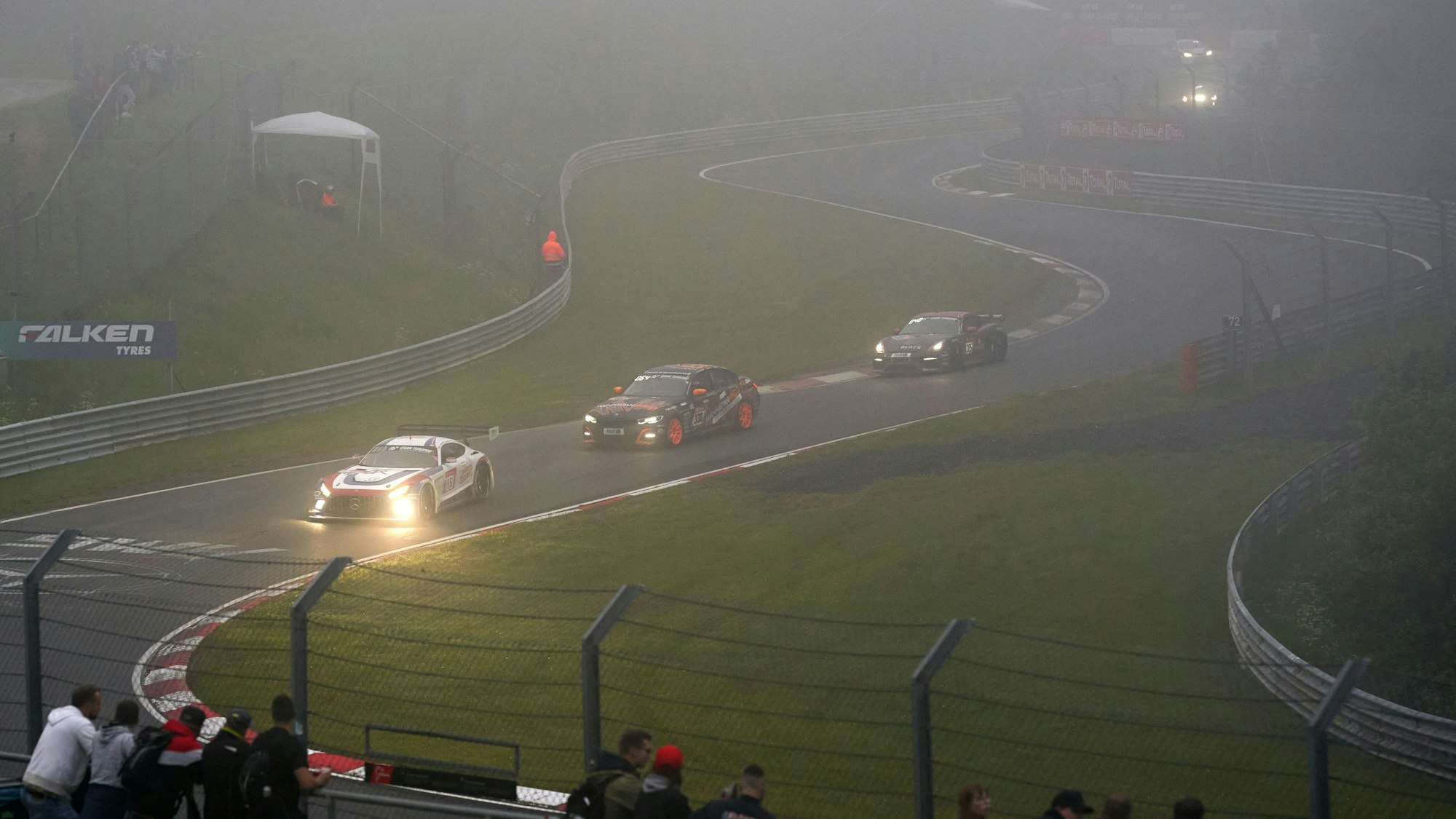 Teilnehmer des 24h-Rennens auf dem Nürburgring sind bei dichtem Nebel auf der Nordschleife unterwegs. (Archivfoto)