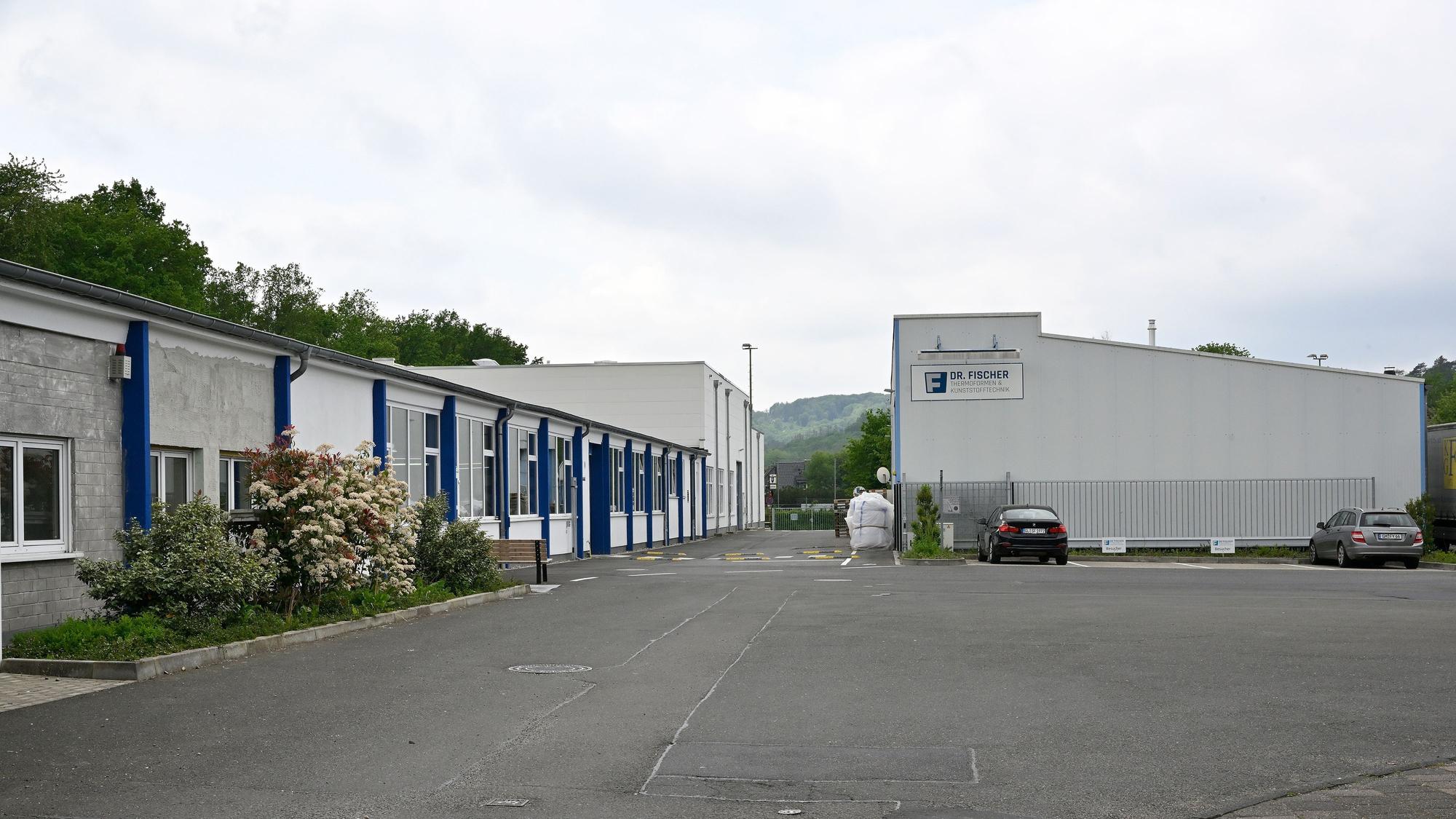 Zwei Autos stehen auf dem Firmengelände der Firma Dr. Fischer Kunststofftechnik.