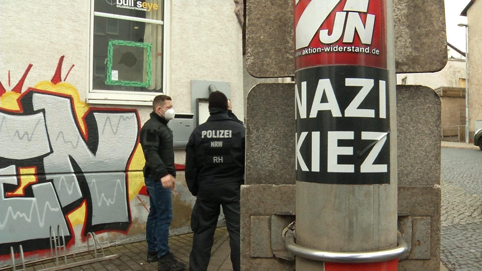 An einem Pfahl in Thüringen ist ein Aufkleber mit der Aufschrift „Nazi Kiez“ zu sehen. (Symbolbild)