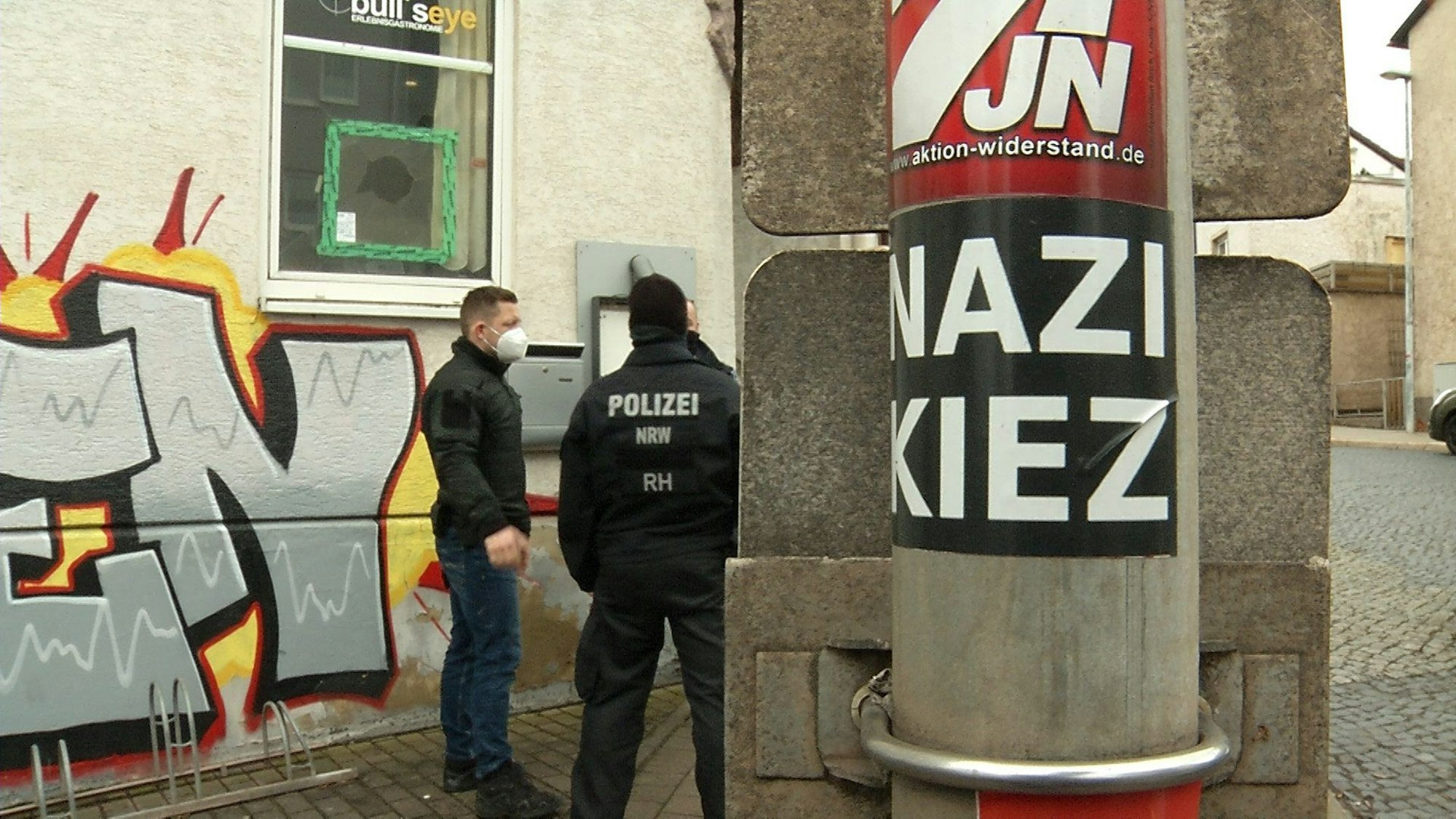 An einem Pfahl in Thüringen ist ein Aufkleber mit der Aufschrift „Nazi Kiez“ zu sehen. (Symbolbild)