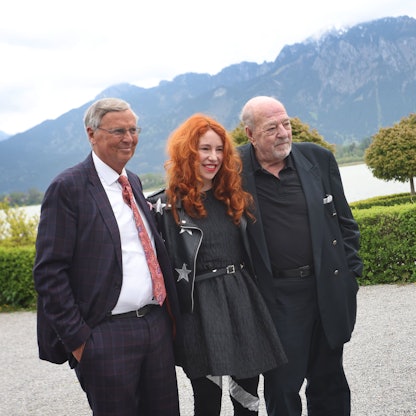 Am Roten Teppich vorm Festspielhaus Neuschwanstein am Forggensee stehen Wolfgang Bosbach (l.), Laura Käfer und deren Mann Ralph Siegel.