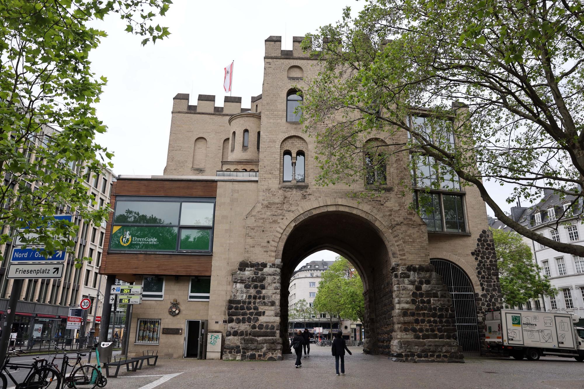 Die Ostseite der Torburg: Links die Reste der ehemaligen Brücke (dunkelbraun), rechts die Fensterfront. Der Anbau würde hier bis zum Scheitelpunkt des kleinen Torbogens reichen.