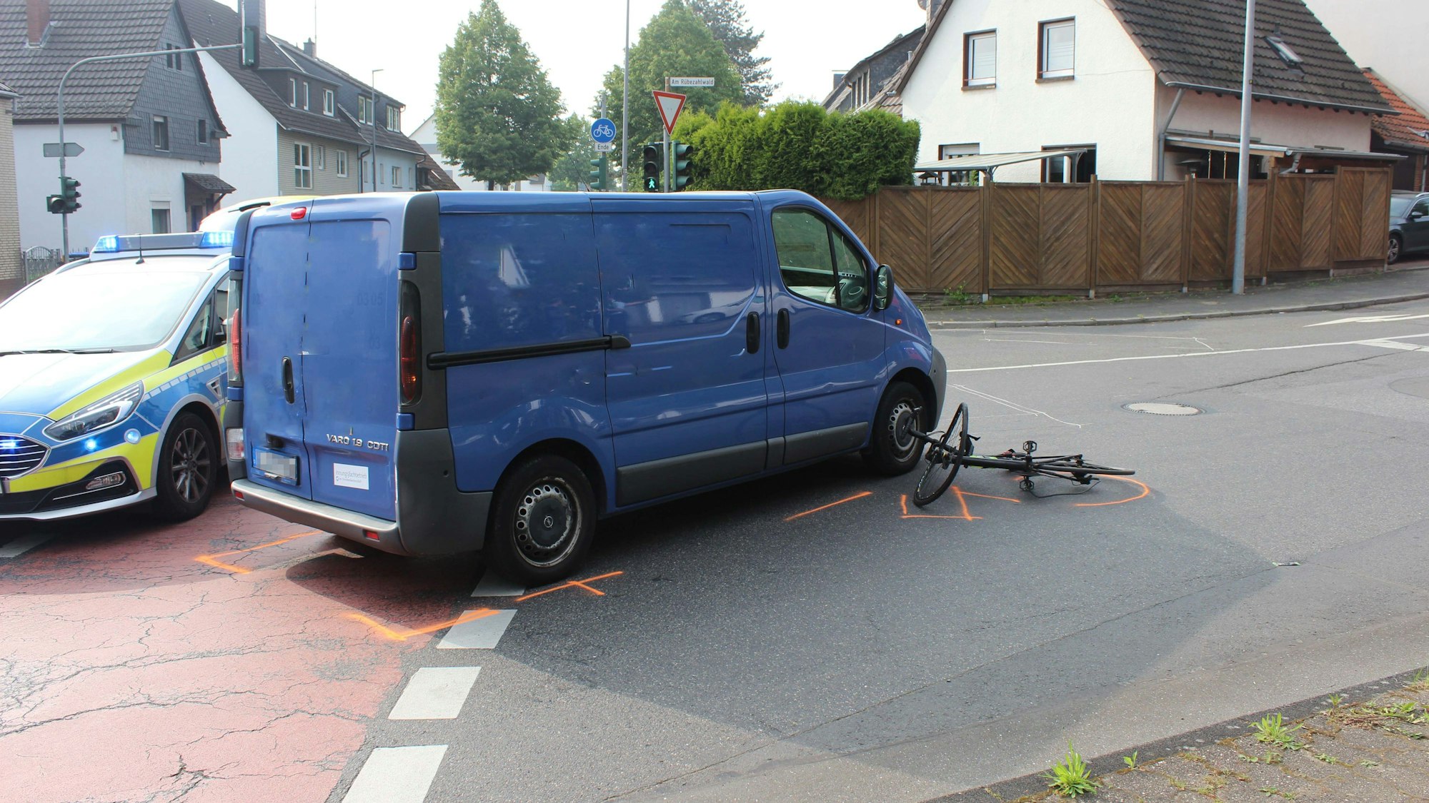 Die Polizei beim Unfall auf der Bensberger Straße.