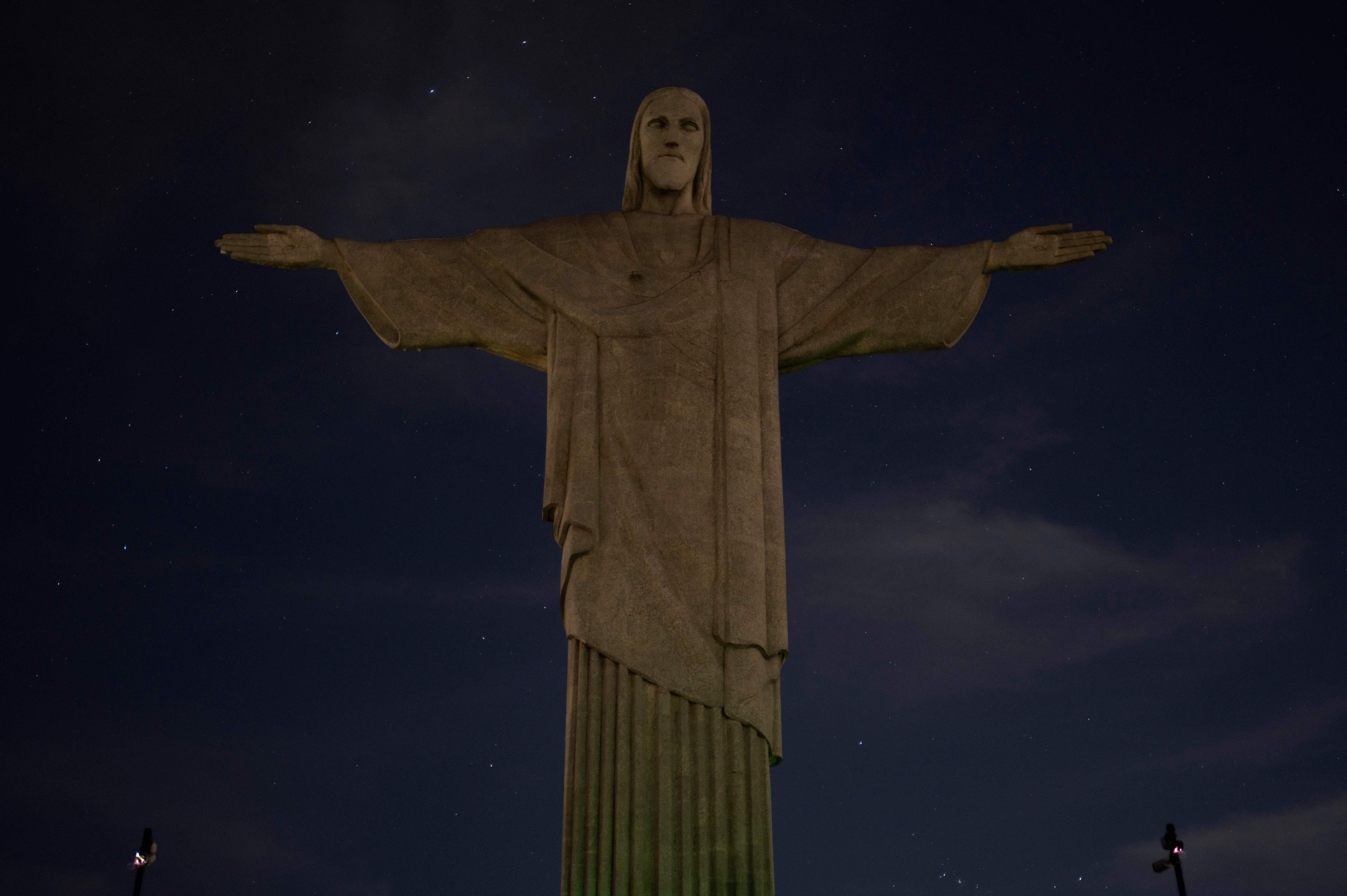 Der normalerweise weithin hell erleuchtete Cristo Redentor hoch über Rio de Janeiro blieb am Montagabend für eine Stunde im kompletten Dunkeln.