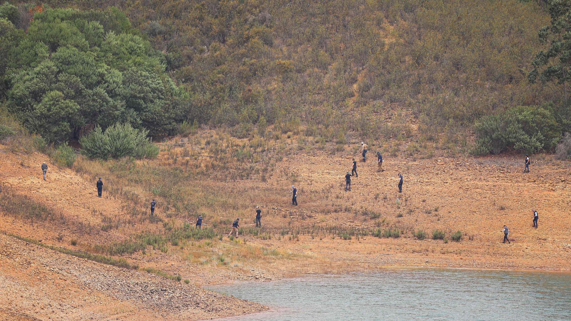Neue Spur im Fall Maddie: Polizisten suchten am Ufer des Arade-Stausees in der Nähe von Silves.