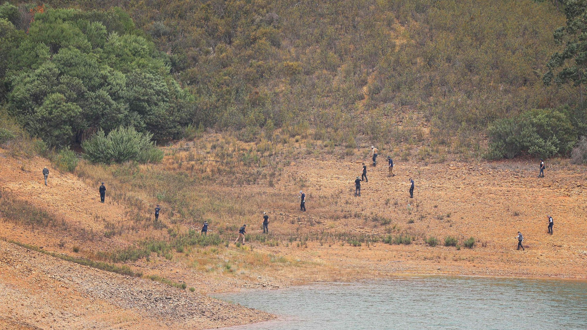 Neue Spur im Fall Maddie: Polizisten suchten am Ufer des Arade-Stausees in der Nähe von Silves.