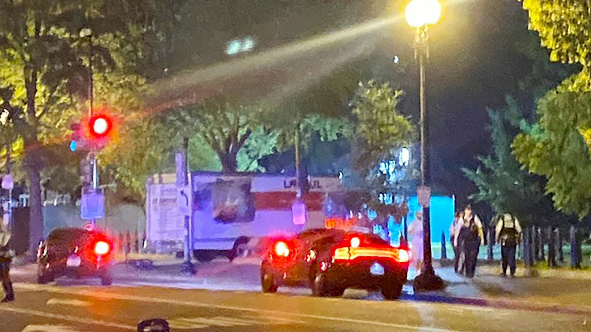 Ein Umzugswagen ist in die Absperrung des Weißen Hauses gefahren. Im Fahrzeug wurde eine Hakenkreuzfahne gefunden.