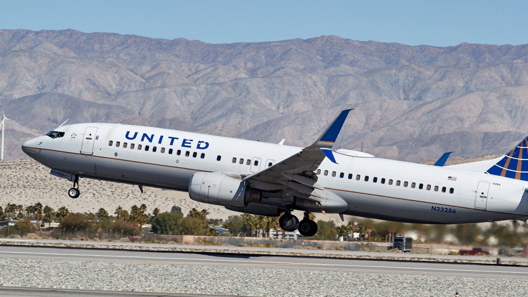 Eine Boeing 737 der US-Fluggesellschaft United Airlines beim Start. (Symbolbild)