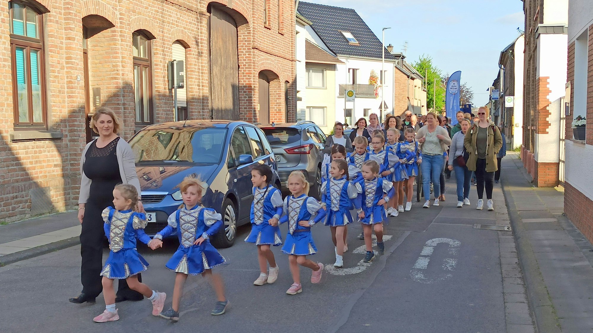 Doris und Werner Bamberg feierten ihre Goldhochzeit. Zu ihrem Ehrentag hatten sie sich einen Festzug der Ortsvereine gewünscht, an dem auch die von Werner Bamberg mitgegründete KG Blau-Gold Hersel-Widdig teilnahm, die Tochter Melanie Batzem nun leitet.