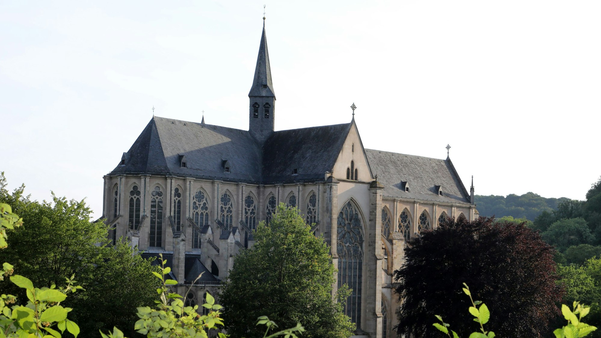 Der Bergische Weg führt unter anderem am Altenberger Dom vorbei