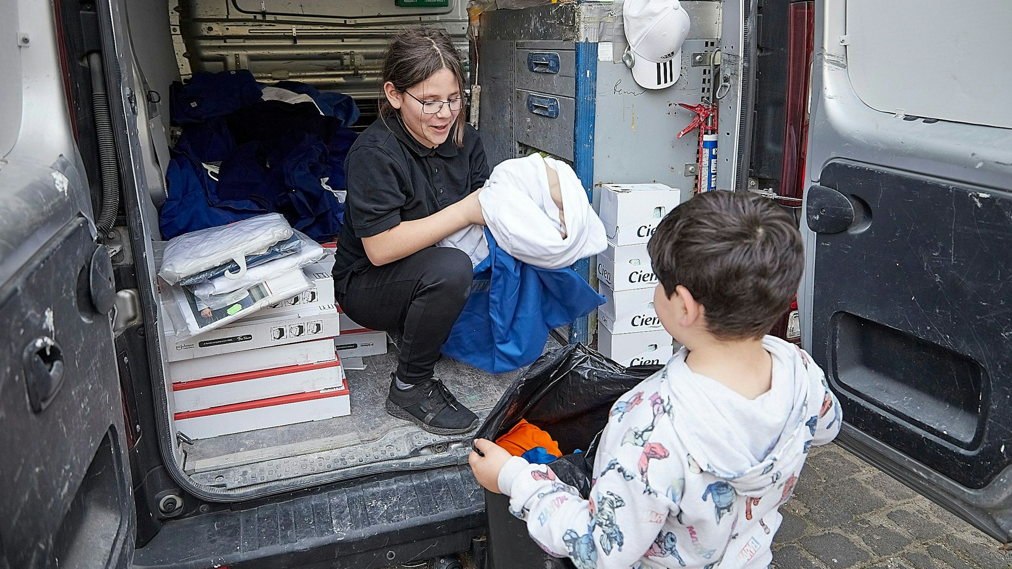 Die Transporter werden für die Fahrt nach Norditalien am Freitag beladen.