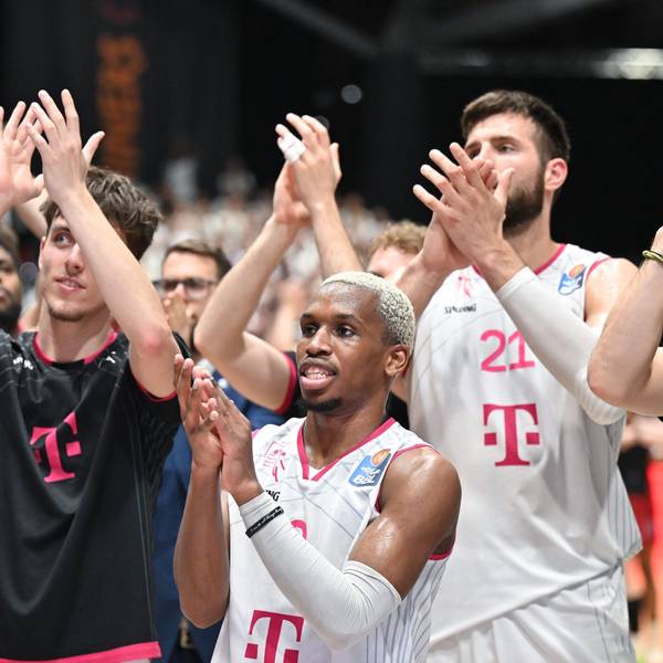 Bonns Mannschaft jubelt nach dem Spiel.