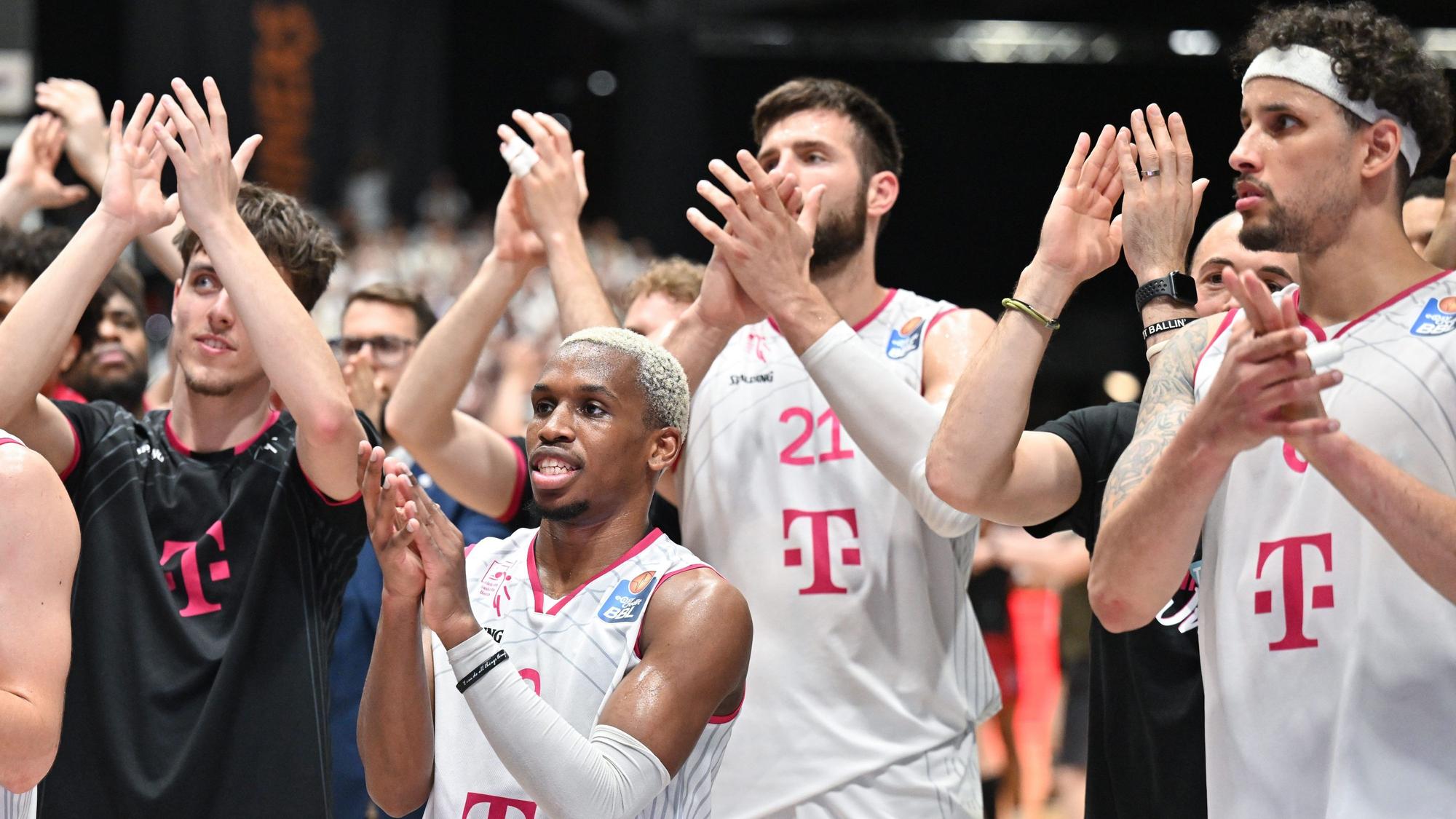 Bonns Mannschaft jubelt nach dem Spiel.