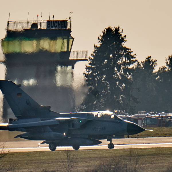 Ein Tornado-Kampfflugzeug der Bundesluftwaffe landet auf dem Fliegerhorst Büchel