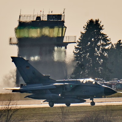 Ein Tornado-Kampfflugzeug der Bundesluftwaffe landet auf dem Fliegerhorst Büchel