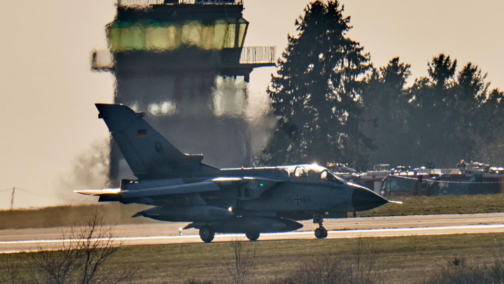 Ein Tornado-Kampfflugzeug der Bundesluftwaffe landet auf dem Fliegerhorst Büchel