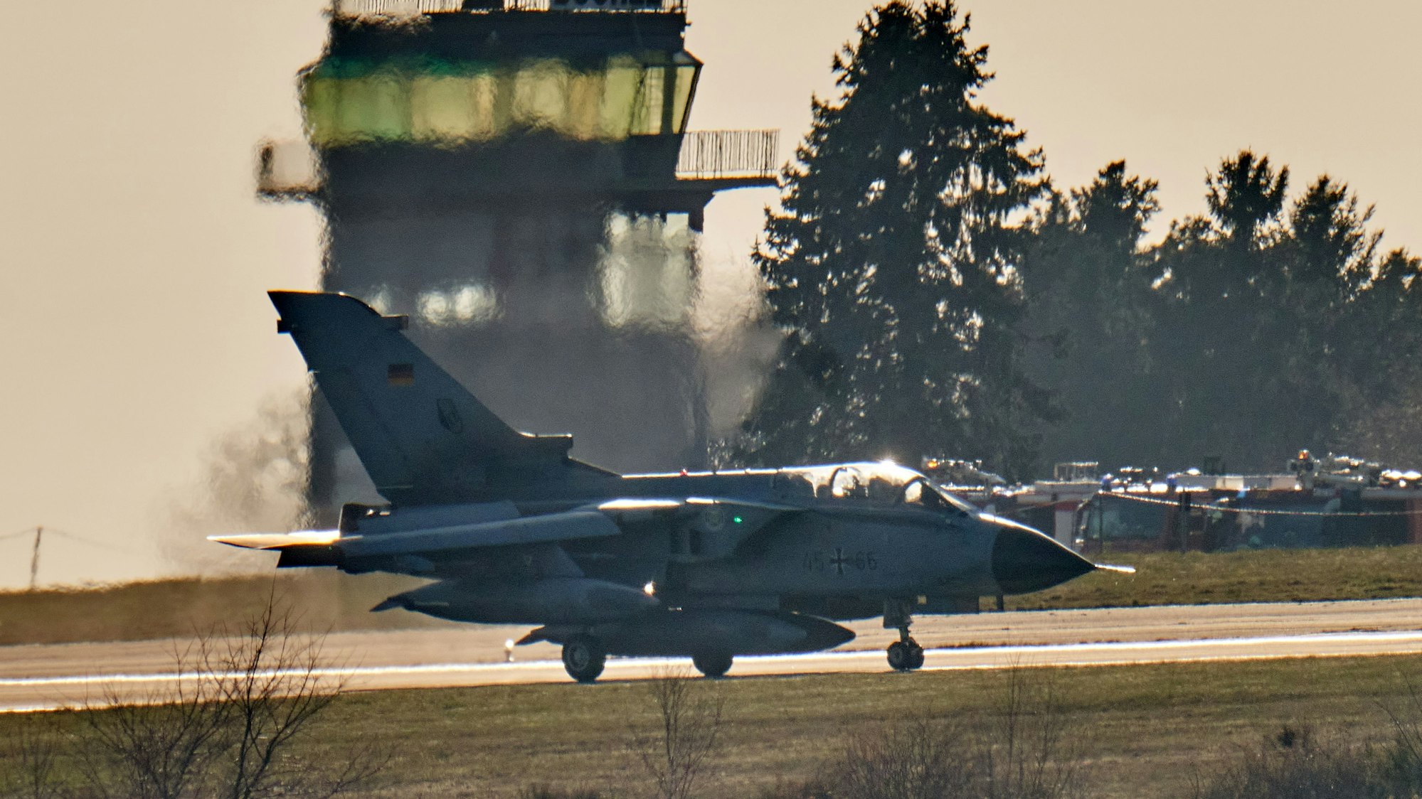 Ein Tornado-Kampfflugzeug der Bundesluftwaffe landet auf dem Fliegerhorst Büchel