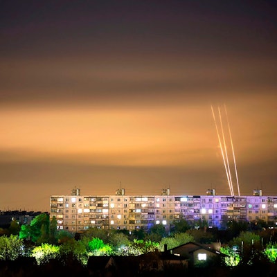 Raketen starten aus der russischen Region Belgorod. Am Montag sind russische Freiwilligen-Verbände in die Grenzregion vorgedrungen. (Archivbild)
