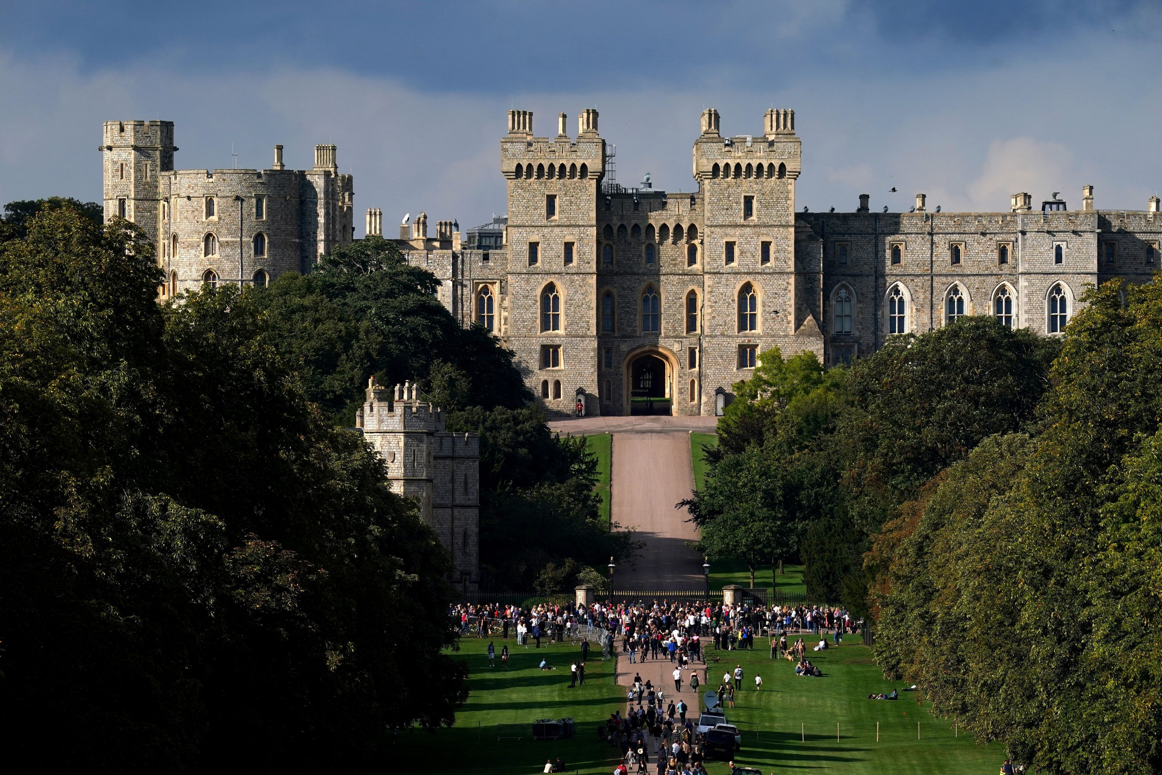 Schloss Windsor mit Menschen davor.