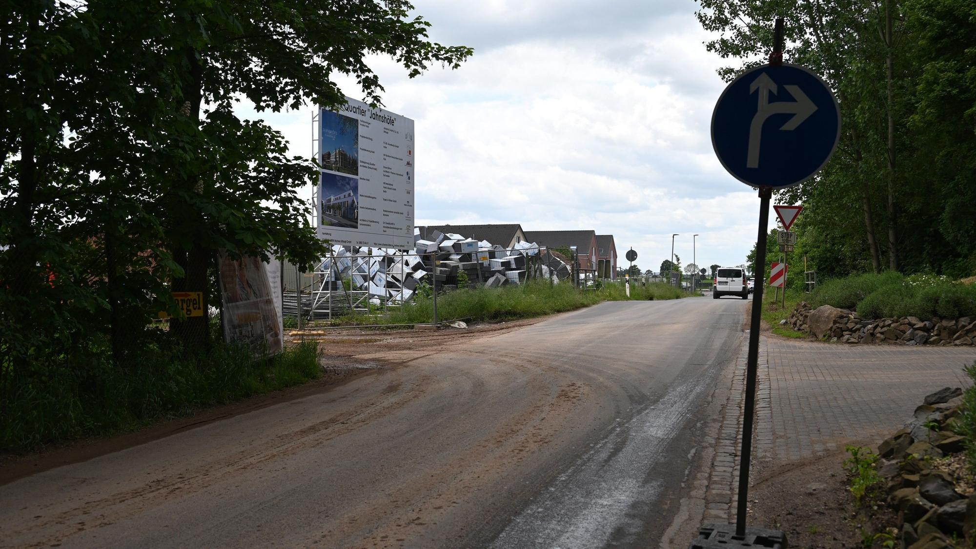 Das Foto zeigt die Baustelle in Erftstadt-Konradsheim. Dort ist es für Radfahrer und Fußgänger zu gefährlich, meint die Kreisverwaltung, und hat die K 44 für sie in diesem Bereich gesperrt.