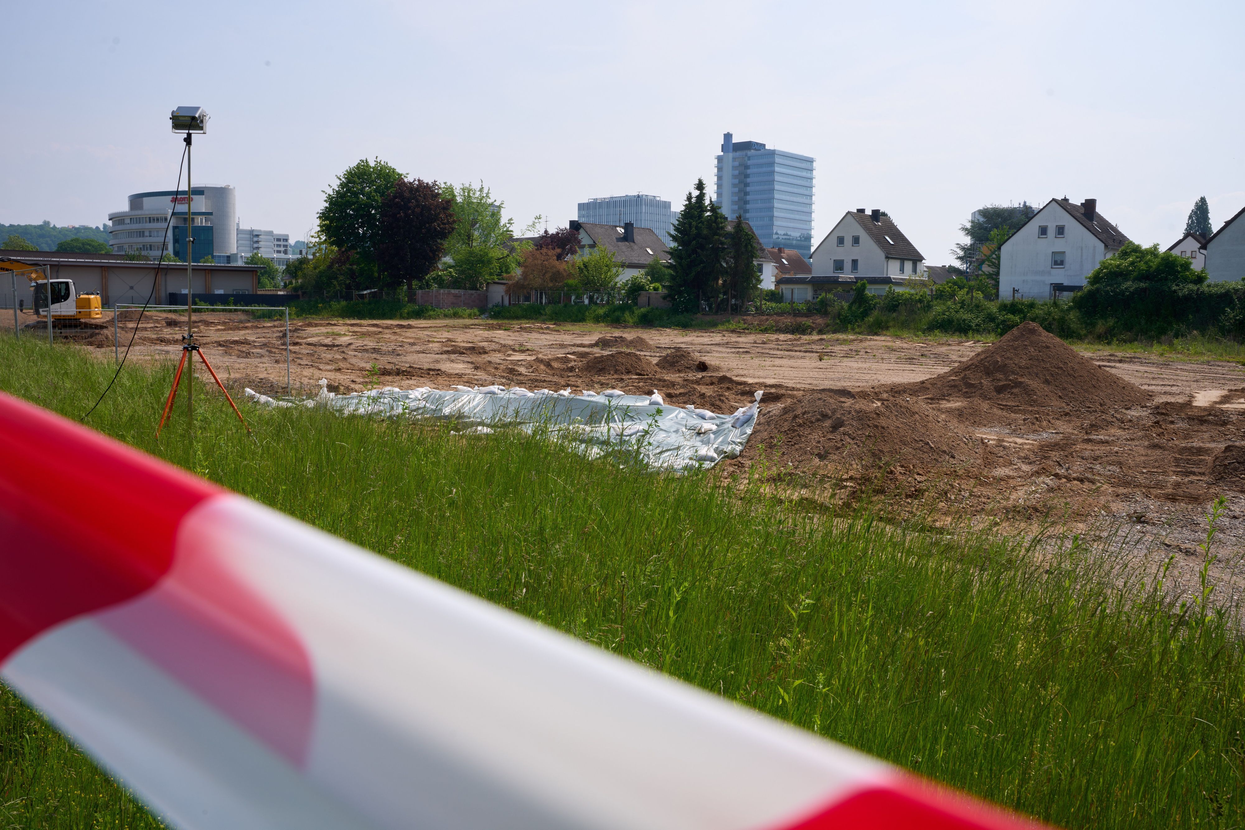Ein Sperrbanner grenzt den Bereich eines Weltkriegsbomben-Funds ab. (Symbolbild)