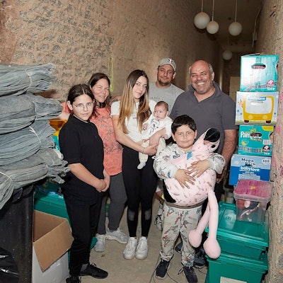 Die Gemünder Familie Uccello mit den Hilfsgütern für Italien, die in einem nach der Flut noch nicht sanierten Haus gestapelt sind.