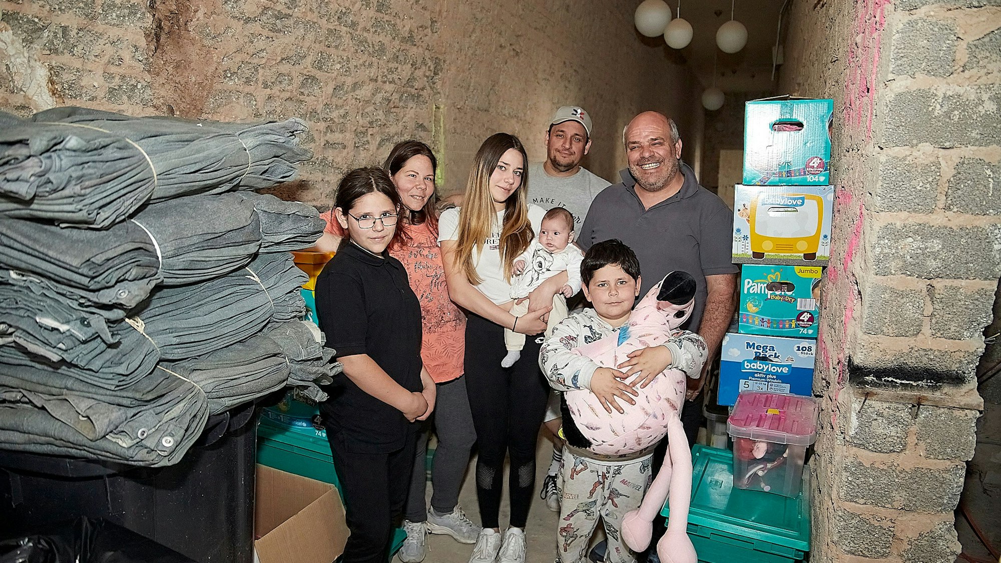 Die Gemünder Familie Uccello mit den Hilfsgütern für Italien, die in einem nach der Flut noch nicht sanierten Haus gestapelt sind.