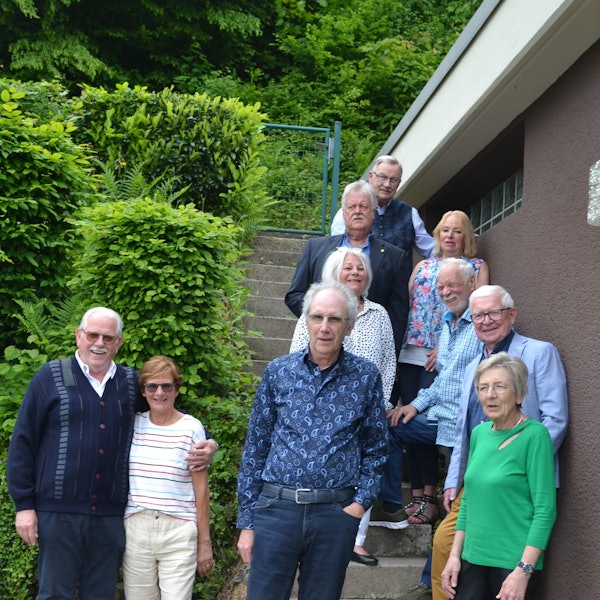 Es sind die zehn Volksschüler zu sehen.