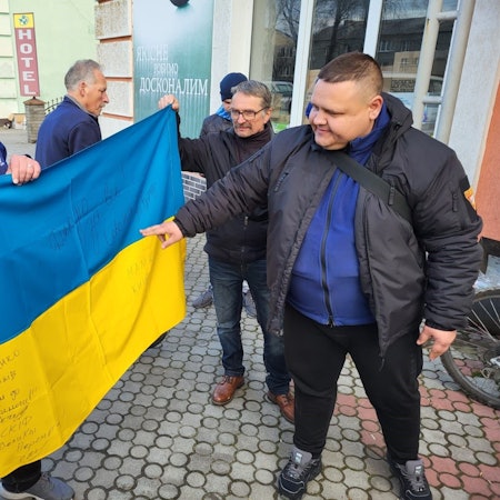 Der ukrainische Pfarrer Sasha Koropets (r.) überreichte Manuel Weber zum Dank die signierte Flagge einer Armeeeinheit.