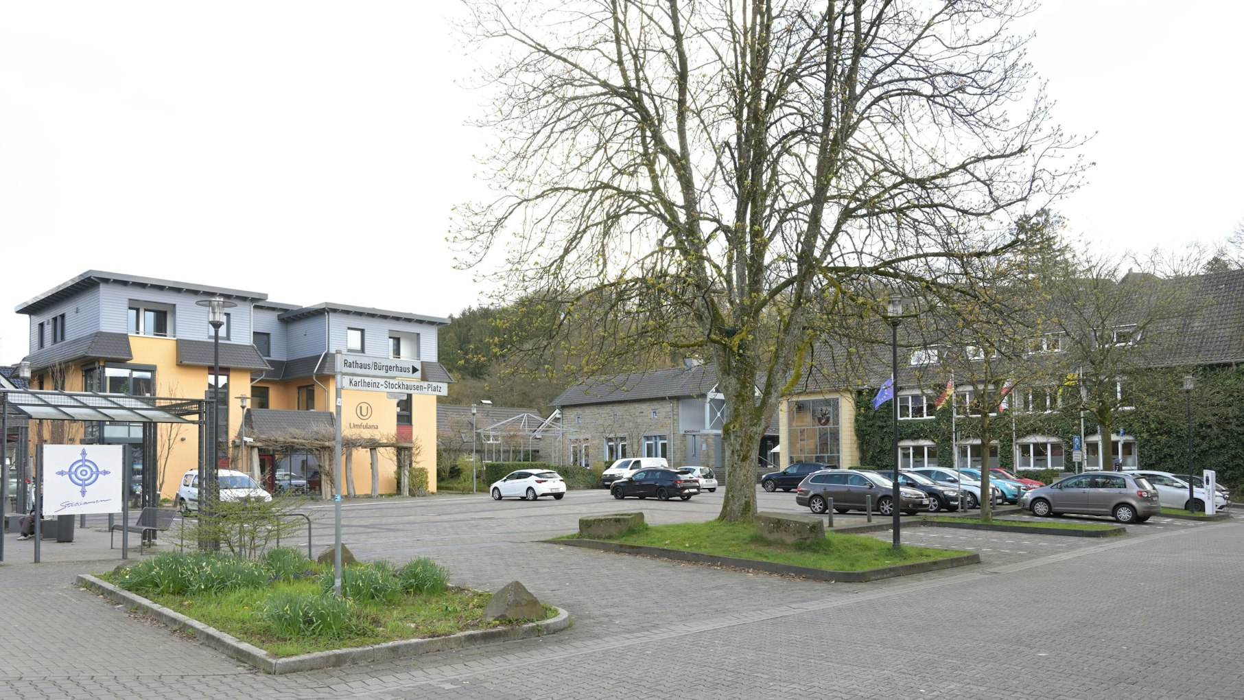 Auf dem Stockhausenplatz Kürten stehen Autos.