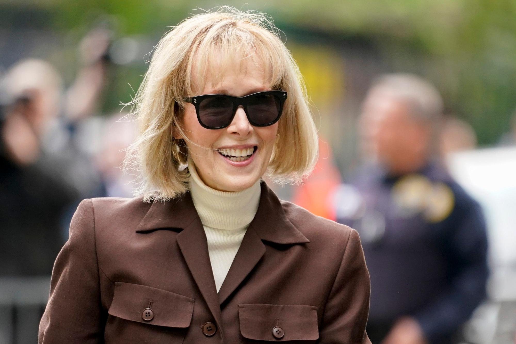 Jean Carroll mit Sonnenbrille