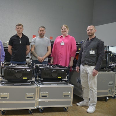 Es sind sechs Menschen zu sehen, die in der Firma stehen.