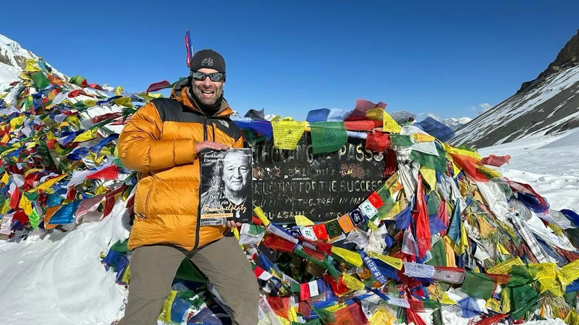 Mit Buchcover im Himalaya: Verleger Hans-Martin Heider.